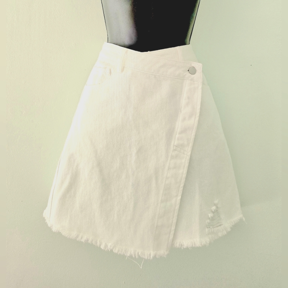 Le Lis Ivory White Mini Denim Skirt Size M